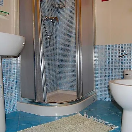 Welcoming Flat For 6 Guests Next To The